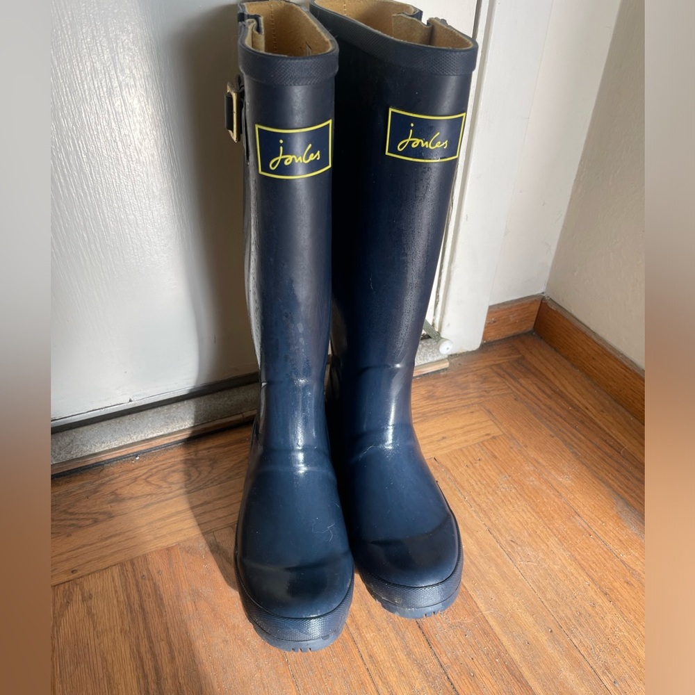 J 
RAIN 🌧️ BOOTS 
SIZE 7